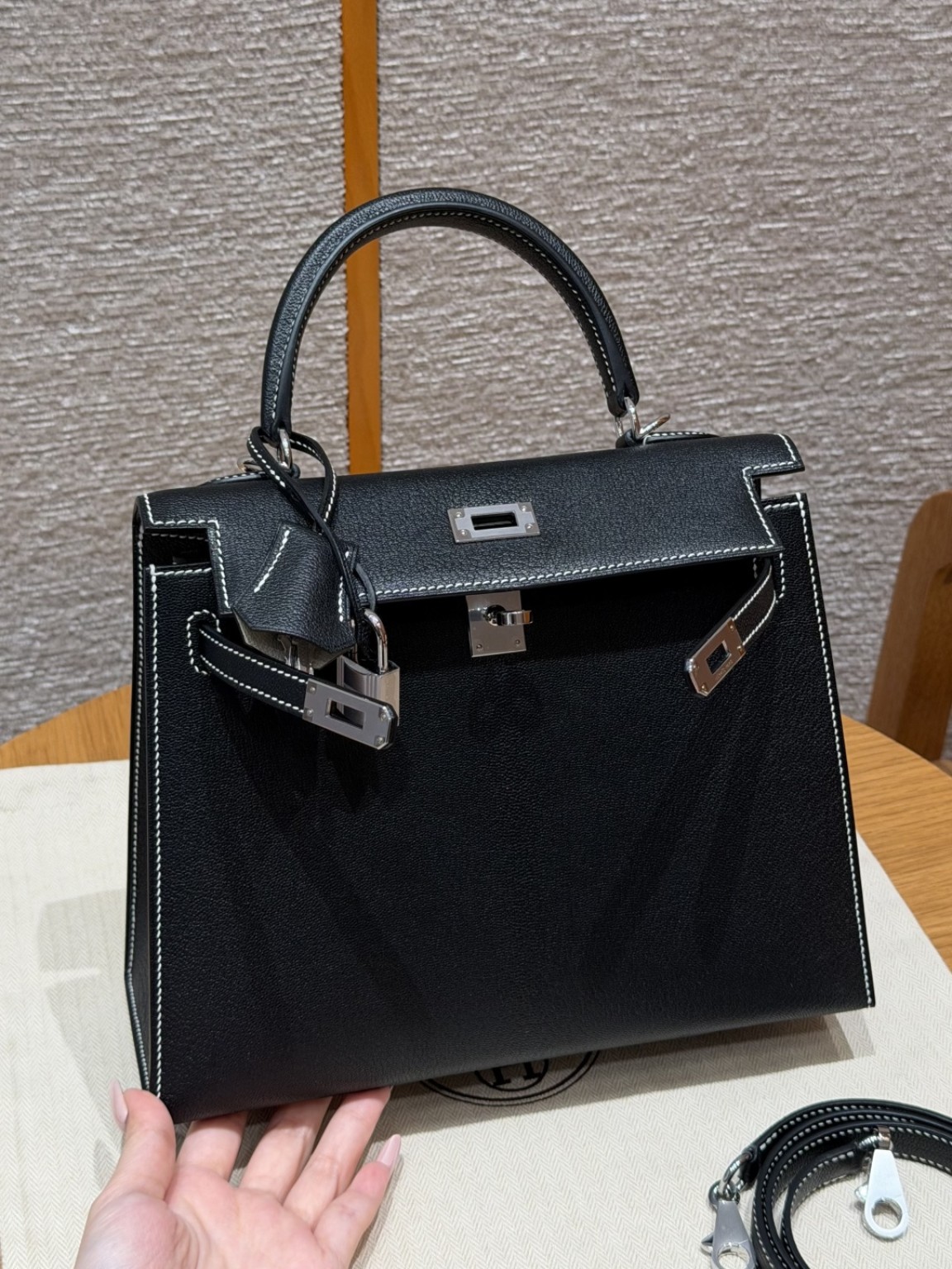 검은색 수공 가방 정면